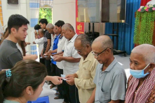 Trao tặng 100 phần quà cho bà con Khmer miền núi An Giang