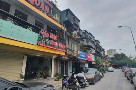 Di dời dân khỏi nhà nguy hiểm cấp D ở Hà Nội để tránh bão số 3