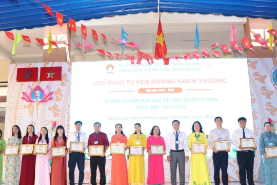 Hiệu trưởng THPT công lập TPHCM được tự quyết việc chuyển trường, xin học lại