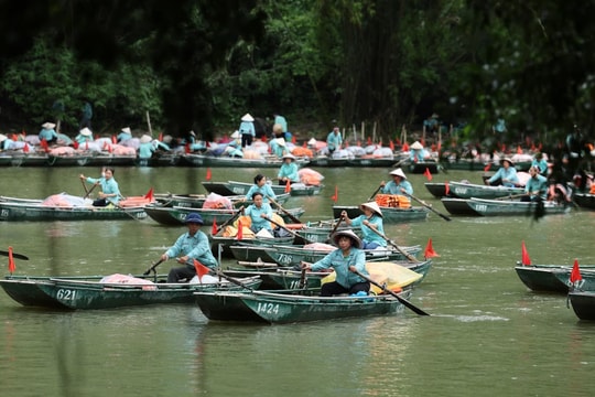 Ninh Bình tạm dừng hoạt động đón khách du lịch bằng tàu thuyền
