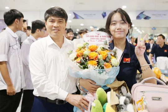 Bắc Ninh: Đón, chúc mừng nữ sinh giành Huy chương Đồng Olympic Toán quốc tế