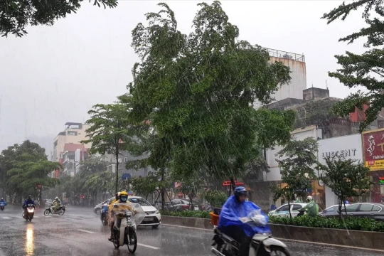 Cảnh báo bão số 3 gây dông, lốc, mưa lớn cục bộ khu vực nội thành Hà Nội