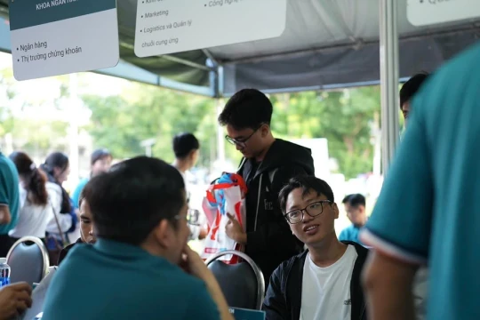 Đại học Kinh tế TPHCM công bố điểm sàn xét tuyển