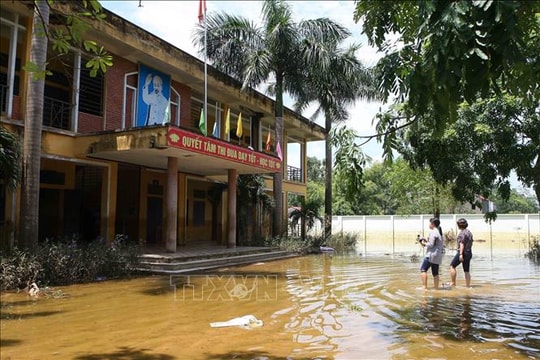 Các trường học vùng ngập úng của Hà Nội ứng phó với bão số 3