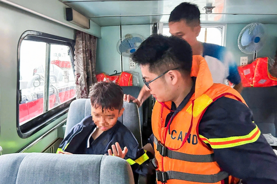 Từ thảm kịch ở Hạ Long: Làm gì để có cơ hội sống khi lật tàu giữa biển?