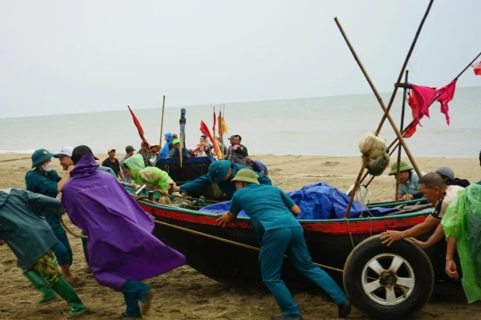 Ngư dân Thanh Hoá hối hả đưa thuyền lên bờ tránh bão số 3