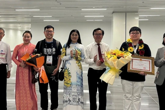 TPHCM tặng Bằng khen cho học sinh đoạt huy chương Bạc Olympic Toán quốc tế