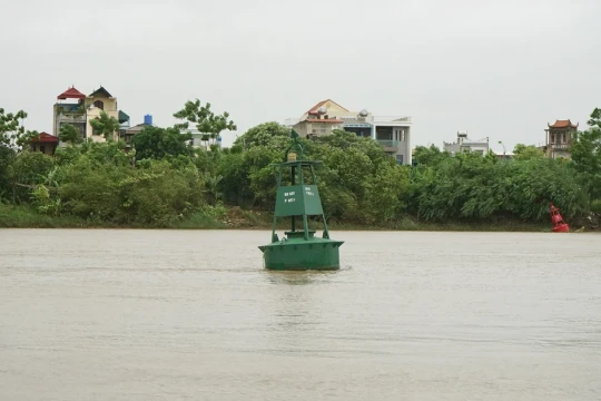 Mực nước sông Trà Lý, sông Hồng dâng cao từng giờ, người dân Hưng Yên đắp bờ chống ngập