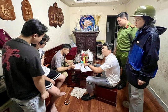 Hà Nội di dân khỏi chung cư nguy hiểm trước giờ bão Wipha đổ bộ