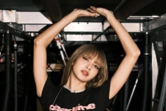 Lisa (BLACKPINK) để lộ hình xăm mới gây 'bão' mạng