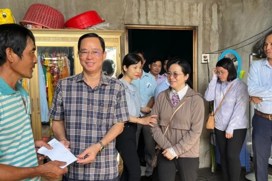 Thăm hỏi, hỗ trợ các gia đình bị thiệt hại do giông lốc tại An Giang
