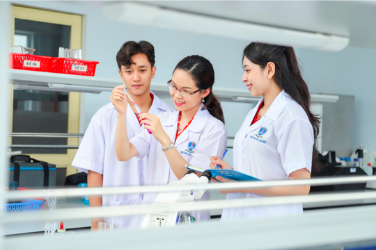 Điểm sàn nhóm ngành sư phạm và sức khỏe năm 2025 cao nhất 22,5 điểm