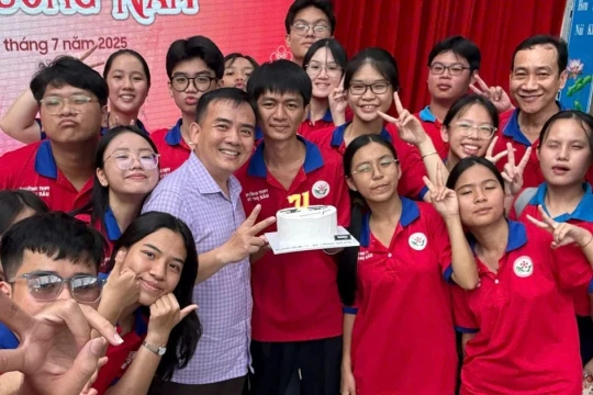 Thầy Hiệu trưởng làm bạn cùng học trò, xây trường học hạnh phúc