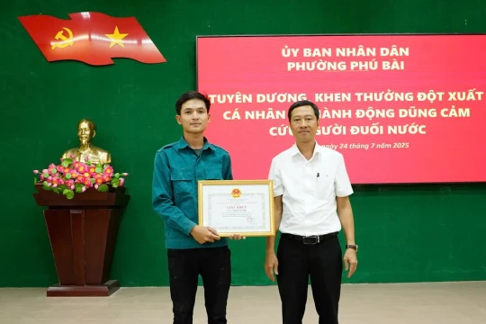 TP Huế khen thưởng người thợ hồ dũng cảm cứu nữ sinh đuối nước