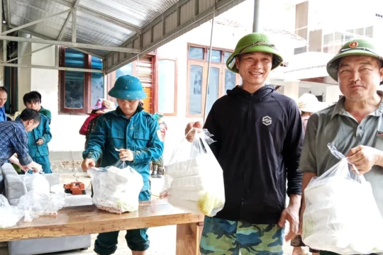 Những suất cơm nghĩa tình nơi tâm lũ miền Tây xứ Nghệ