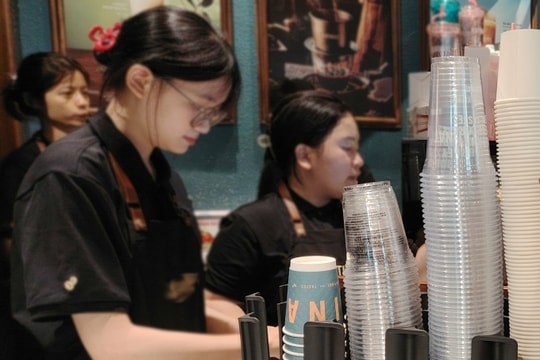 Quán ăn, cà phê ở Hà Nội dùng nilon, cốc nhựa thế nào?