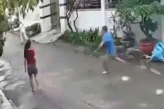 Mẫu thuẫn với vợ cũ, người cha chém gục con gái giữa đường