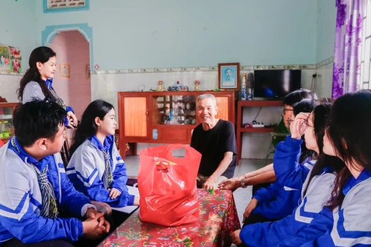 Tuổi trẻ Trường Đại học Luật TPHCM tri ân Ngày Thương binh - Liệt sĩ