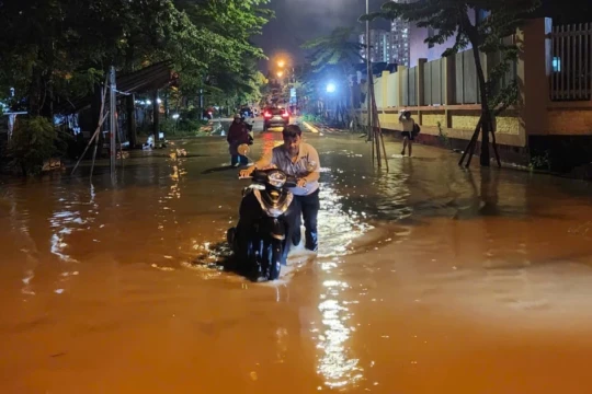 Nhiều khu vực ở Hà Nội bị cô lập sau cơn mưa lớn