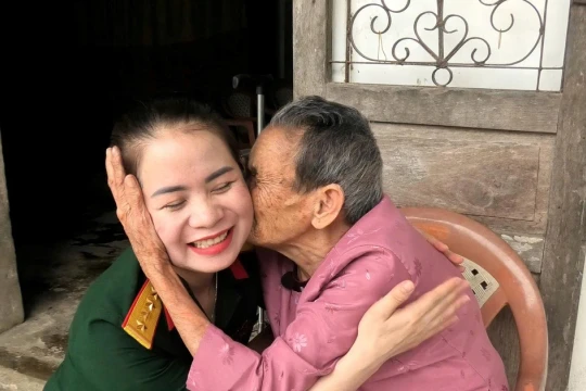 Nghĩa tình tấm áo lụa tặng Mẹ Việt Nam Anh hùng