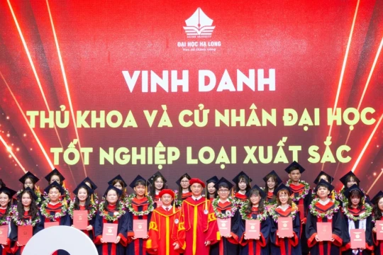 Hơn 800 tân cử nhân Trường Đại học Hạ Long nhận bằng tốt nghiệp