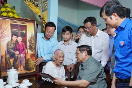 Thủ tướng Phạm Minh Chính thăm Bà mẹ VNAH và tri ân liệt sĩ ở Quảng Trị