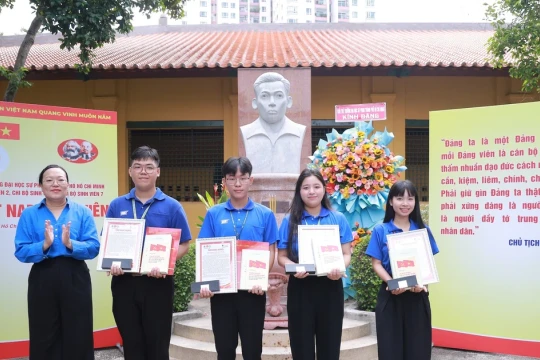 Sinh viên Trường ĐH Sư phạm TPHCM được kết nạp Đảng tại mặt trận Mùa hè xanh