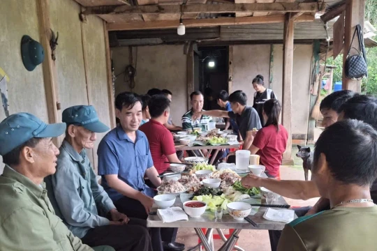 'Bữa cơm yêu thương' nơi cực Tây Tổ quốc