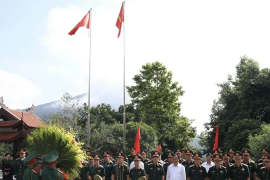 Bộ trưởng Phan Văn Giang dâng hương tưởng niệm, tặng quà tri ân tại Thái Nguyên