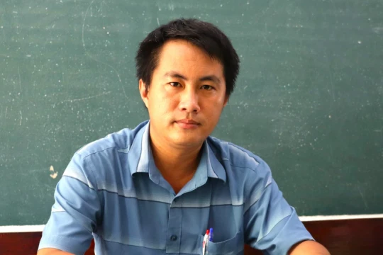 Thầy giáo trẻ nỗ lực thi đua dạy tốt giúp trò phát triển toàn diện