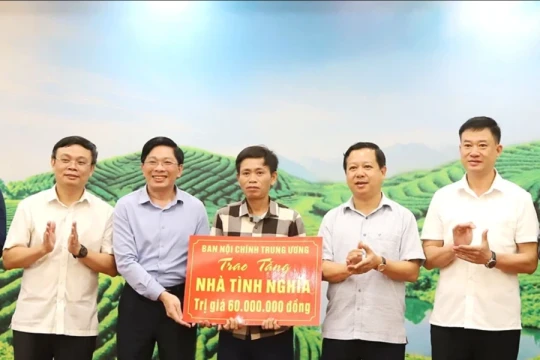 Ban Nội chính Trung ương trao kinh phí xây dựng nhà tình nghĩa tại Phú Thọ