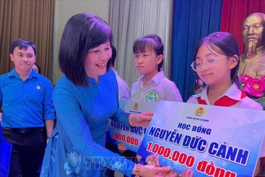 Trao hàng trăm suất học bổng cho học sinh, sinh viên vượt khó học giỏi