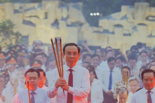 Thắp sáng ngọn lửa tri ân tại Đặc khu Côn Đảo