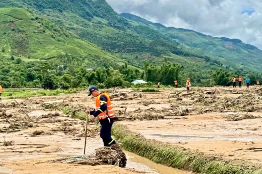 Huy động gần 200 người tìm kiếm 2 người bị lũ cuốn ở Sơn La