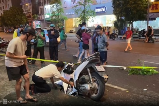Ống nước rò rỉ làm xuất hiện 'hố tử thần' ở Hà Nội