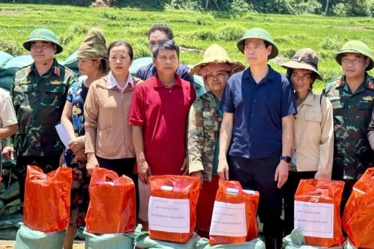 Hỗ trợ 5 tấn gạo và nhu yếu phẩm cho người dân vùng lũ Sơn La