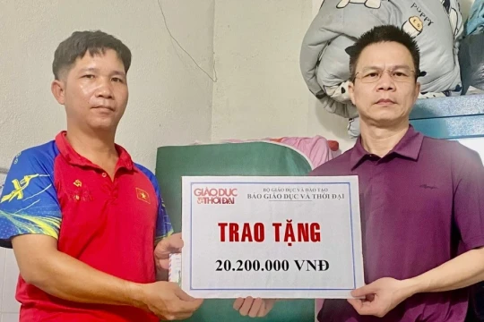 Báo Giáo dục và Thời đại trao tiền ủng hộ bé gái hơn 4 tuổi mắc bệnh hiếm gặp
