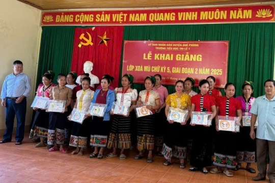 Cách để học viên gắn bó với lớp xoá mù chữ