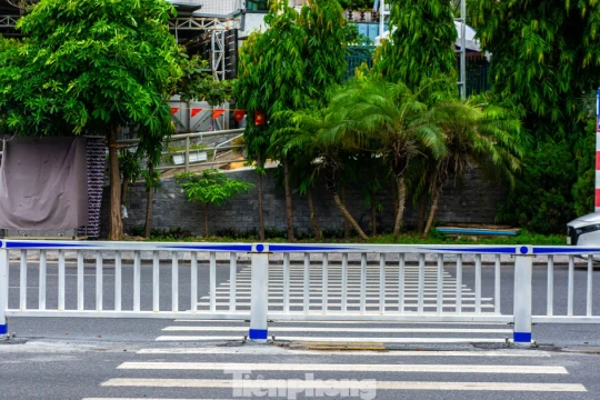 Kỳ lạ dựng hàng rào sắt giữa đường để làm dải phân cách ở Quảng Ninh