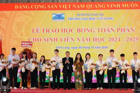 Trường ĐH Cửu Long tặng 46 suất học bổng toàn phần cho tân SV dân tộc Khmer