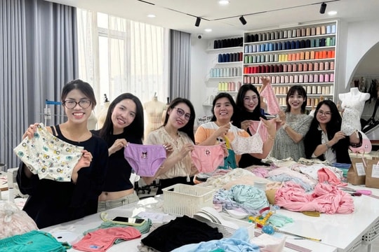 Người phụ nữ Hà Nội may nội y cho trẻ vùng cao, rơi nước mắt vì một câu hỏi