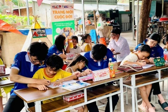 Lớp học viết tiếp tương lai cho trẻ nghèo