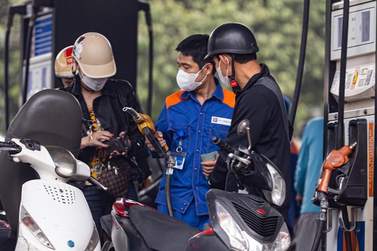 Giá xăng ngày mai dự báo tiếp tục giảm