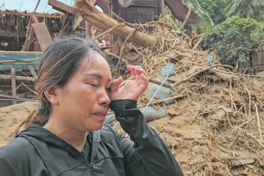 Nước mắt nghẹn ngào của cô giáo ở Nghệ An bị lũ cuốn trôi nhà cửa