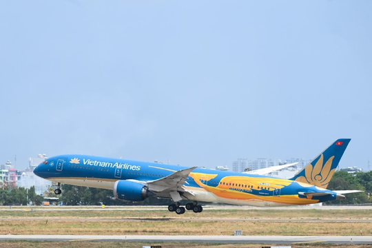 Vietnam Airlines bứt tốc nửa đầu 2025: Doanh thu tăng vọt, mạng bay quốc tế mở rộng mạnh mẽ