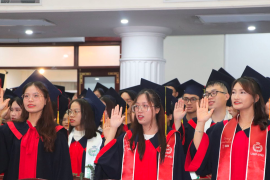 Lần đầu tiên Trường ĐH Y Dược (ĐH Quốc gia Hà Nội) có 8 sinh viên tốt nghiệp xuất sắc