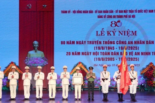 Công an TP Hà Nội nhận Huân chương Chiến công hạng Nhất