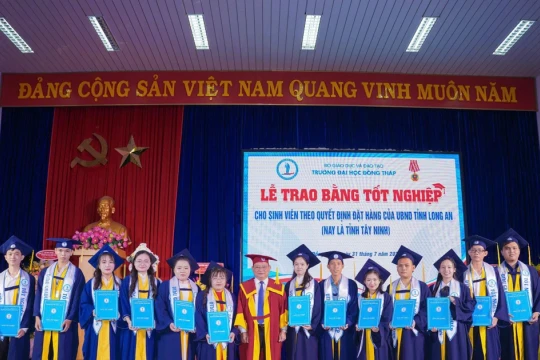 Trao bằng tốt nghiệp cho 61 tân cử nhân theo đặt hàng