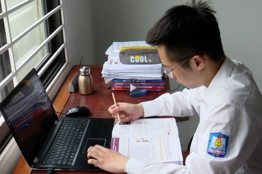 Chân dung thủ khoa 3 điểm 10 không dùng điện thoại và mạng xã hội
