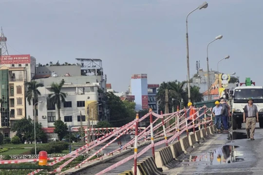 Giông lốc thổi bay lan can và cột đèn cầu Thái Bình